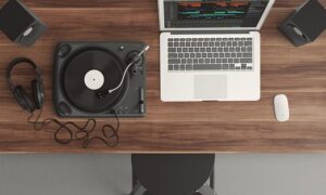 テーブルにパソコンとレコード